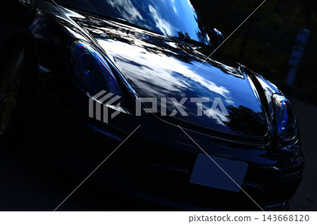 一輛閃亮的黑色保時捷Boxster Spyder 一輛閃亮的黑色保時捷Boxster Spyder 143668120