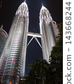 [Malaysia] The Petronas Twin Towers, a landmark that sparkles in the night sky, are illuminated in a fantastical way. 143668244