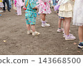 [Nursery school's summer evening festival: The start of the Bon Odori dance, seen from the feet] 143668500