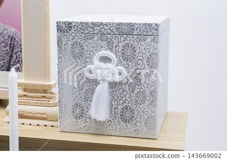 Bone box and post-funeral altar Bone box and post-funeral altar 143669002
