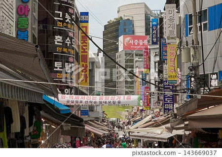 韓國南大門市場,一排排招牌上寫著韓文。 韓國南大門市場,一排排招牌上寫著韓文。 143669037