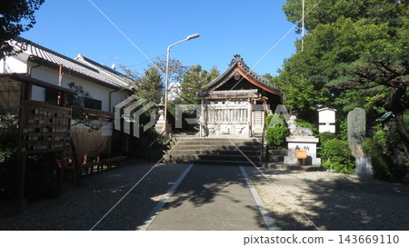 羊神社:神社內的景色、通往神社的道路、守護羊雕像。 羊神社:神社內的景色、通往神社的道路、守護羊雕像。 143669110