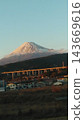 傍晚時分，透過車窗可以看到富士山在夜色中逐漸展開。 143669616