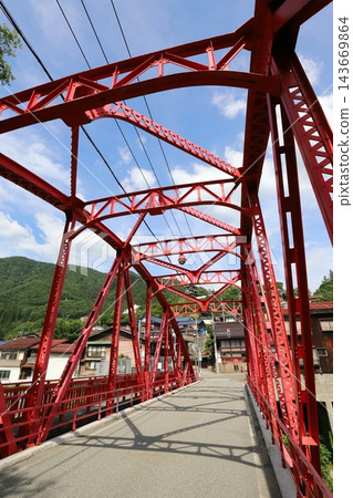 岐阜縣飛驒市神岡町高原川上的富士並橋 143669864
