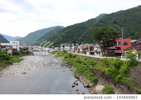 從岐阜縣飛驒市神岡町的富士並橋看到的西里橋。 從岐阜縣飛驒市神岡町的富士並橋看到的西里橋。 143669865