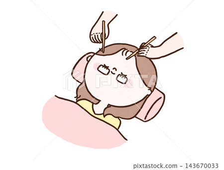 A woman receiving eyelash extensions at a salon (eyelash extensions, eyelash perm) 143670033