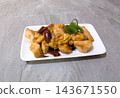 Classic Sichuan stir-fried Kung Pao Chicken with dried chili peppers 143671550
