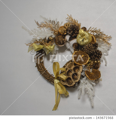 用堅果和乾果製成的古董花環 - 室內裝飾品 用堅果和乾果製成的古董花環 - 室內裝飾品 143671568