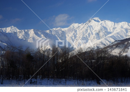 從白馬村眺望冬日的五龍山 從白馬村眺望冬日的五龍山 143671841