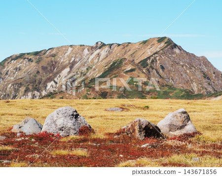 富山縣:十月秋葉與大日山脈 富山縣:十月秋葉與大日山脈 143671856