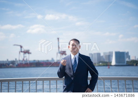 採取腸道姿勢的商人 採取腸道姿勢的商人 143671886