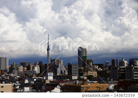 大片雲層和東京晴空塔 大片雲層和東京晴空塔 143672359