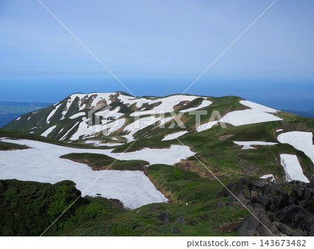 從鳥海山眺望殘雪。 從鳥海山眺望殘雪。 143673482
