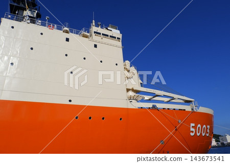 The Antarctic research vessel Shirase was opened to the public at the Japan Maritime Self-Defense Force Yokosuka Base. 143673541