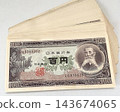 一疊舊的 100 日圓紙幣，上面有板垣泰輔的頭像。 143674065