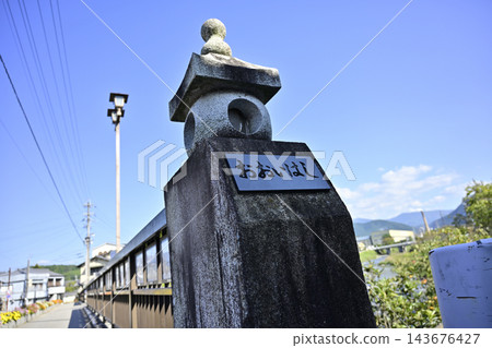 The Oi Bridge (railing) over the Agigawa River in Gifu Prefecture, depicted in a ukiyo-e print. 143676427