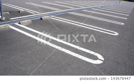 室外停車場內以白線標示的停車位。 143676447