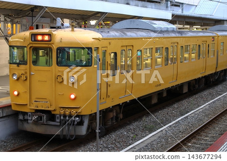 一列山陽本線 115 系列列車抵達岡山站(從赤穗線出發:已停駛)。 一列山陽本線 115 系列列車抵達岡山站(從赤穗線出發:已停駛)。 143677294