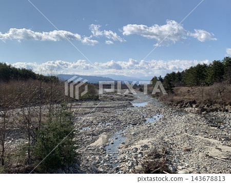 長野縣鹿島川:河畔風光,可遠眺藍天和山巒。 長野縣鹿島川:河畔風光,可遠眺藍天和山巒。 143678813