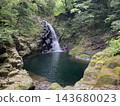 三重縣赤目四十八瀑布：美麗的瀑布流經鬱鬱蔥蔥的山谷。 143680023