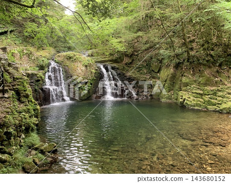 三重縣赤目四十八瀑布:兩座瀑布和一個深潭流淌在鬱鬱蔥蔥的山谷中。 三重縣赤目四十八瀑布:兩座瀑布和一個深潭流淌在鬱鬱蔥蔥的山谷中。 143680152