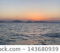 福井縣小濱市塔加拉蘇海域，以及沐浴在夕陽中的山脈。 143680939