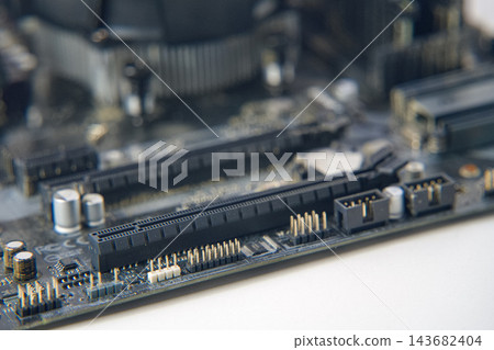 主機板上的 PCIe 插槽和電容器 主機板上的 PCIe 插槽和電容器 143682404