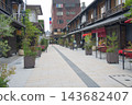 日本古老的街景和鬱鬱蔥蔥的綠植 143682407