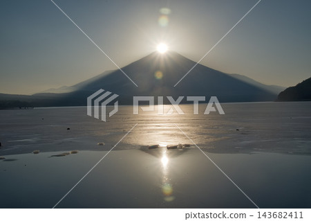 富士山和冬日湖面上的陽光倒映著 143682411