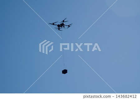 無人機運送貨物 無人機運送貨物 143682412