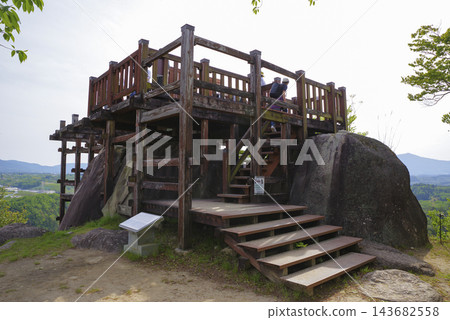 苗木城天守閣建在一塊巨石之上 苗木城天守閣建在一塊巨石之上 143682558
