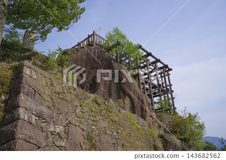 苗木城天守閣建在一塊巨石之上 苗木城天守閣建在一塊巨石之上 143682562