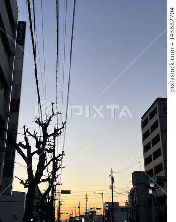 從建築物之間看到的日落天空 從建築物之間看到的日落天空 143682704