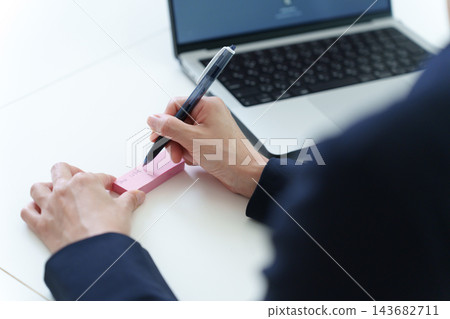 女商人會將密碼保存在便條紙上。 143682711