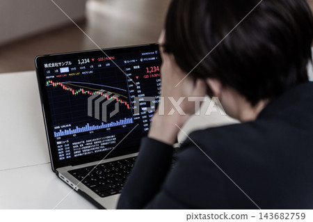 股市崩盤後,一位女士驚恐萬分,背影清晰可見。 股市崩盤後,一位女士驚恐萬分,背影清晰可見。 143682759