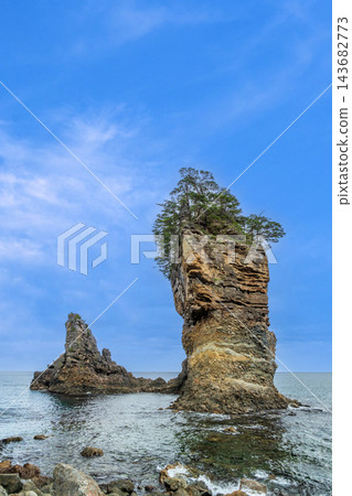 山尾岩:一座雄偉壯麗、形狀奇特的岩石地貌,聳立在三陸海岸之上。 山尾岩:一座雄偉壯麗、形狀奇特的岩石地貌,聳立在三陸海岸之上。 143682773