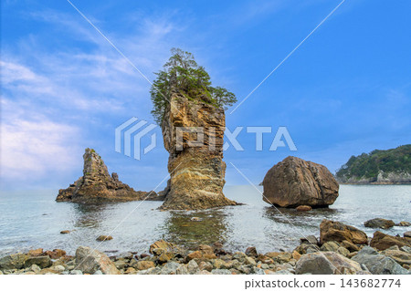 山尾岩:一座雄偉壯麗、形狀奇特的岩石地貌,聳立在三陸海岸之上。 山尾岩:一座雄偉壯麗、形狀奇特的岩石地貌,聳立在三陸海岸之上。 143682774
