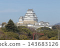 姬路城是日本國寶，它的城堡塔樓在初冬的藍天下格外醒目。 143683126