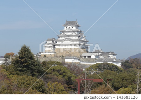 姬路城是日本國寶,它的城堡塔樓在初冬的藍天下格外醒目。 姬路城是日本國寶,它的城堡塔樓在初冬的藍天下格外醒目。 143683126