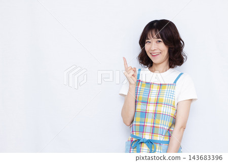 舉食指的主婦 143683396