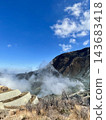 箱根大湧谷的山巒景色，藍天下升騰著白色的蒸氣。 143683418
