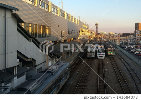 2026年10月9日,秩父鐵道熊谷站的傍晚景色。一列普通的列車正駛向秋天。 2026年10月9日,秩父鐵道熊谷站的傍晚景色。一列普通的列車正駛向秋天。 143684078