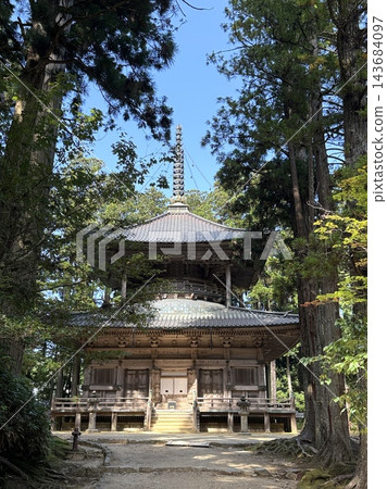 從高野山丹上伽藍建築群中眺望西塔的雄偉景色,高野山是世界遺產(和歌山縣高野町)。 從高野山丹上伽藍建築群中眺望西塔的雄偉景色,高野山是世界遺產(和歌山縣高野町)。 143684097