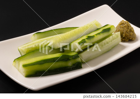大分縣產卡布斯辣椒冰鎮黃瓜。 143684215
