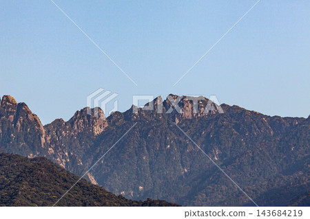 屋久島,雄偉的永田山景色,世界自然遺產(春季) 屋久島,雄偉的永田山景色,世界自然遺產(春季) 143684219