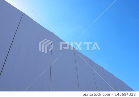 戶外材料堆放區的圍籬和蔚藍的秋日天空。 戶外材料堆放區的圍籬和蔚藍的秋日天空。 143684328