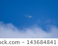一架日本航空自衛隊C-2運輸機在雲層之上飛行。 143684841