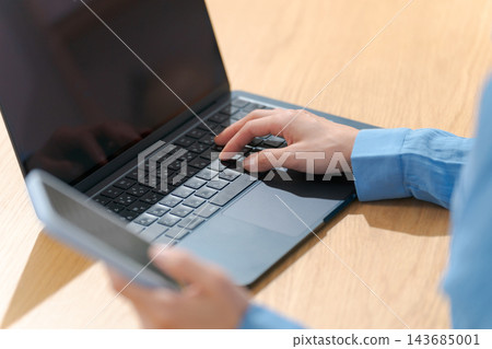 操作膝上型計算機的婦女的手 操作膝上型計算機的婦女的手 143685001