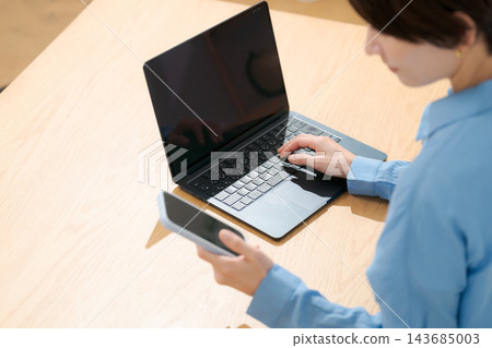 操作膝上型計算機的婦女的手 操作膝上型計算機的婦女的手 143685003