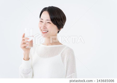 與杯子的婦女飲用水 與杯子的婦女飲用水 143685006